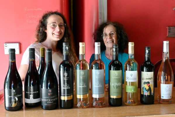 PHOTO PHILIPPE LEBLANC / A RIBAUTE MARTHE MARIE ROUX PHARMACIENNE ET VIGNERONNE PREND LA RELEVE DE SA MERE MARIE PAULE POUR S'OCCUPER DES VIGNES FAMILIALES ET CULTIVER DES PLANTES MEDICINALES COMME LE ROMARIN